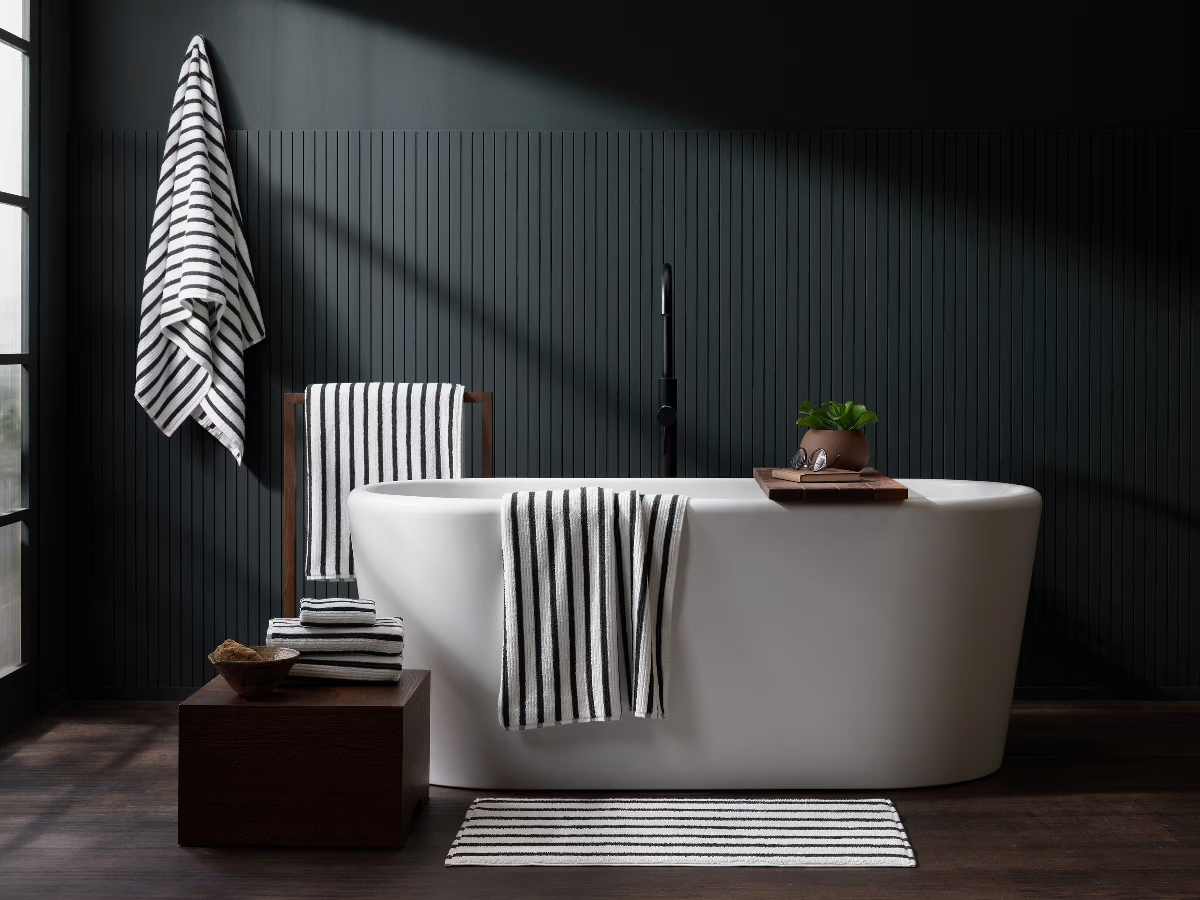 Organic Resort Stripe Tub Mat - FINAL SALE (Plaster with Soft Black)